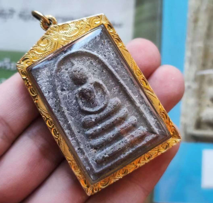 佛牌金外壳